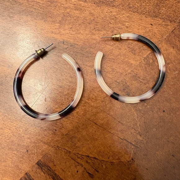 Elegant Tortoiseshell Hoop Earrings - Picture 1 of 1